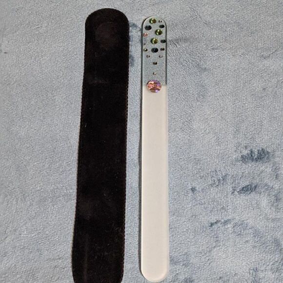 🆕7.5" Clear Czech Crystal Nail File W/BEAUTIFUL LIGHT & DARK GREEN SWAROVS… - Picture 2 of 6